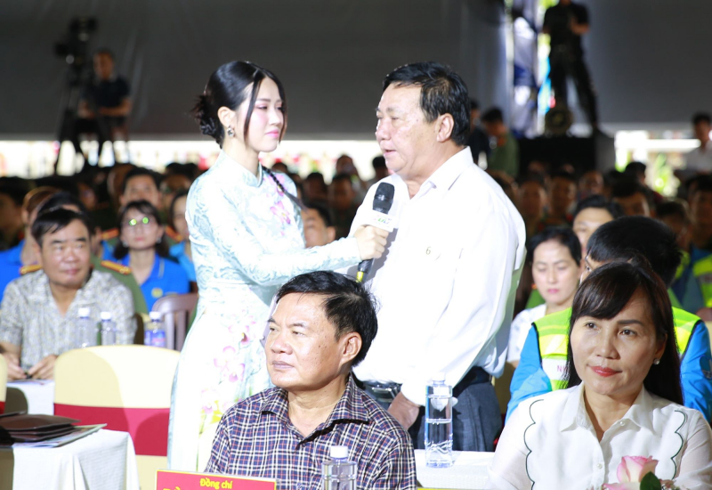 Những tấm gương đời thường bình dị mà cao cả -0