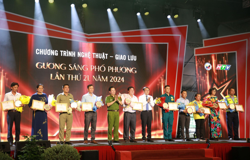 Những tấm gương đời thường bình dị mà cao cả -0