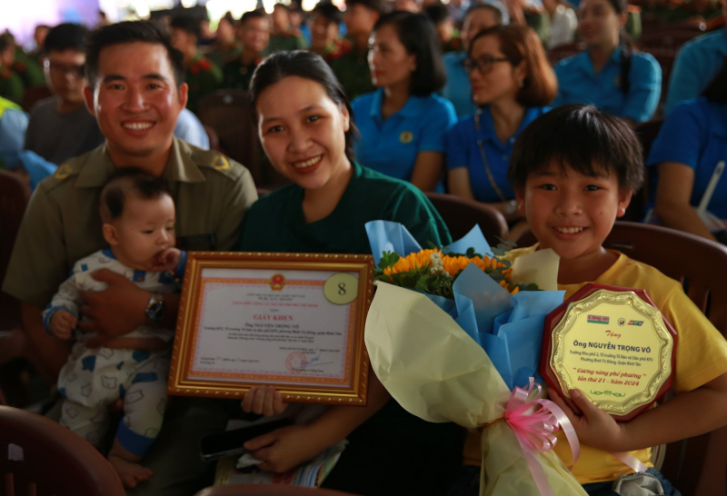 Những tấm gương đời thường bình dị mà cao cả -0