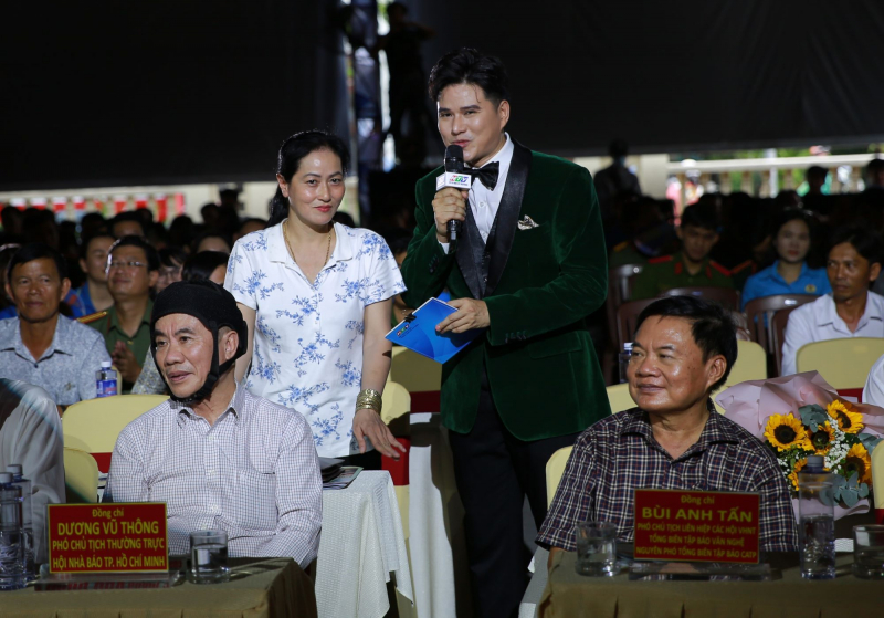 Những tấm gương đời thường bình dị mà cao cả -0