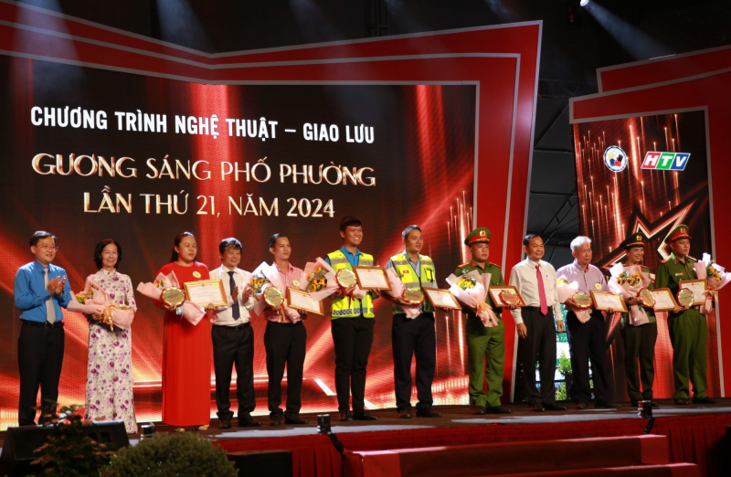 Những tấm gương đời thường bình dị mà cao cả -0