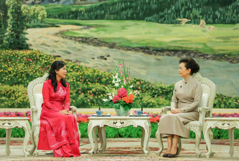 Phu nhân Ngô Phương Ly cùng Phu nhân Bành Lệ Viên xem biểu diễn nghệ thuật truyền thống của Trung Quốc -0
