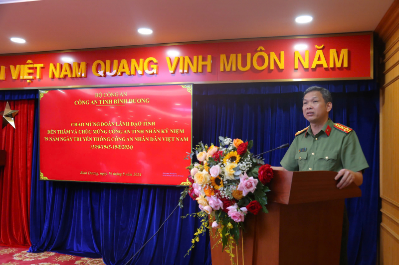 Ban Thường vụ Tỉnh ủy thăm và chúc mừng Công an tỉnh Bình Dương -0