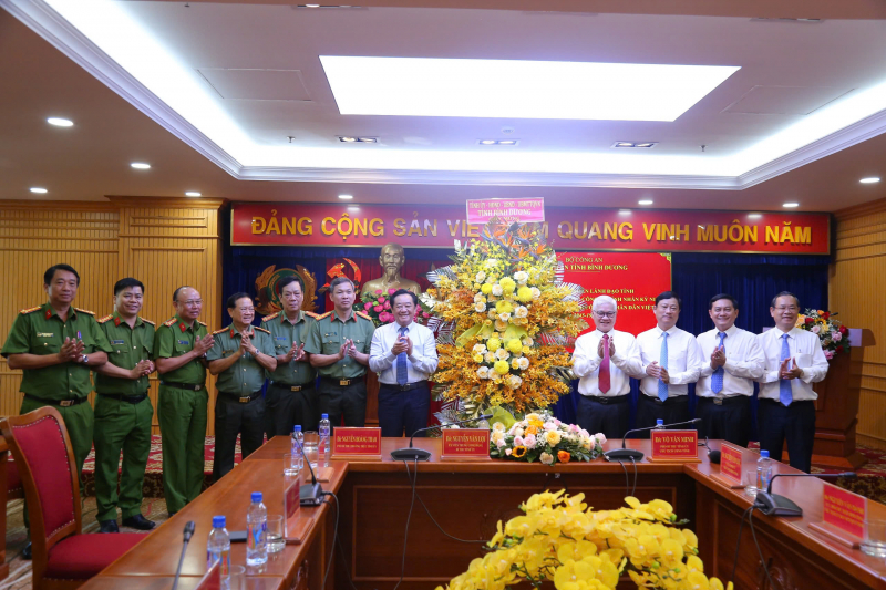 Ban Thường vụ Tỉnh ủy thăm và chúc mừng Công an tỉnh Bình Dương -0