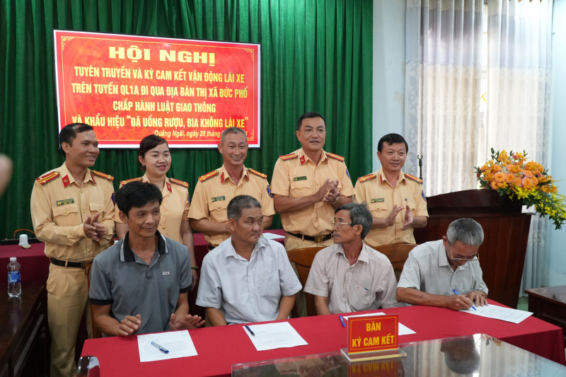 Quảng Ngãi: Chủ nhà hàng, quán ăn ký kết đảm bảo trật tự ATGT -0