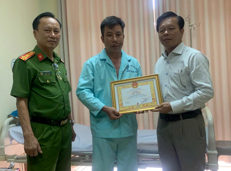 Bất ngờ bị chém trọng thương, Thiếu tá Công an vẫn khống chế được đối tượng  -0