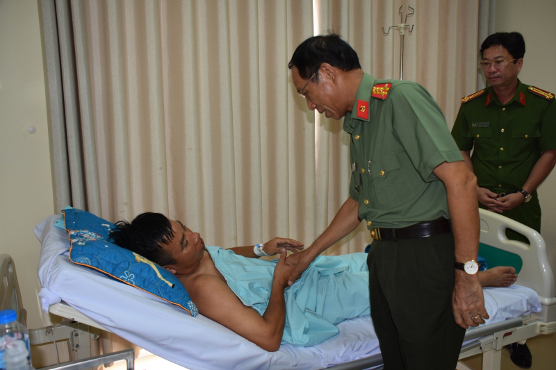 Bất ngờ bị chém trọng thương, Thiếu tá Công an vẫn khống chế được đối tượng  -0