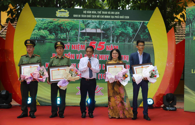 Gần 90 triệu người đến thăm Khu Di tích Chủ tịch Hồ Chí Minh tại Phủ Chủ tịch  -0