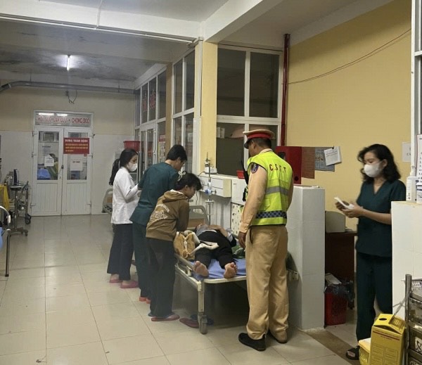 CSGT giữa đêm dùng xe chuyên dụng kịp thời chở người bị đau tim đi cấp cứu -0