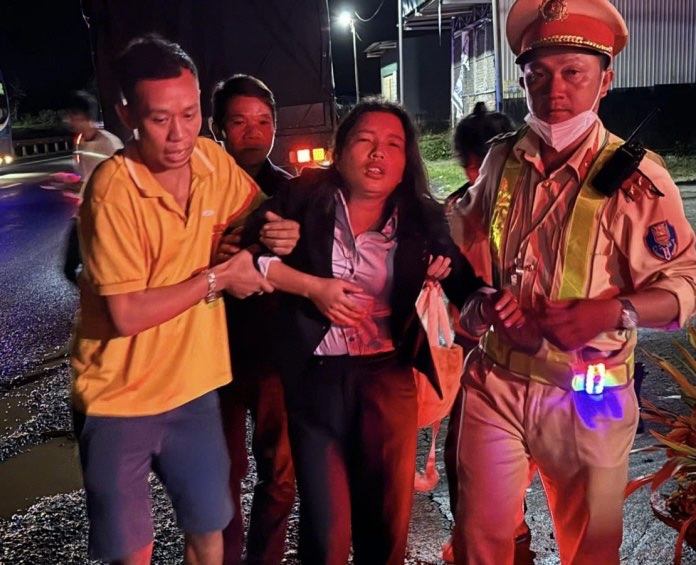 CSGT giữa đêm dùng xe chuyên dụng kịp thời chở người bị đau tim đi cấp cứu -0