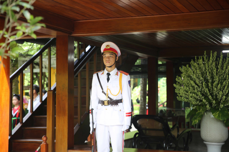 Người dân và du khách tấp nập thăm Khu Di tích Chủ tịch Hồ Chí Minh tại Phủ Chủ tịch -0