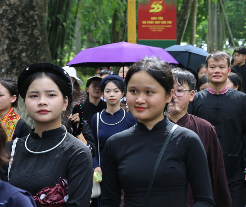 Người dân và du khách tấp nập thăm Khu Di tích Chủ tịch Hồ Chí Minh tại Phủ Chủ tịch  -0