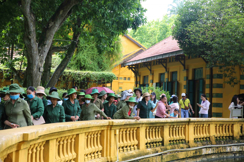 Người dân và du khách tấp nập thăm Khu Di tích Chủ tịch Hồ Chí Minh tại Phủ Chủ tịch -0