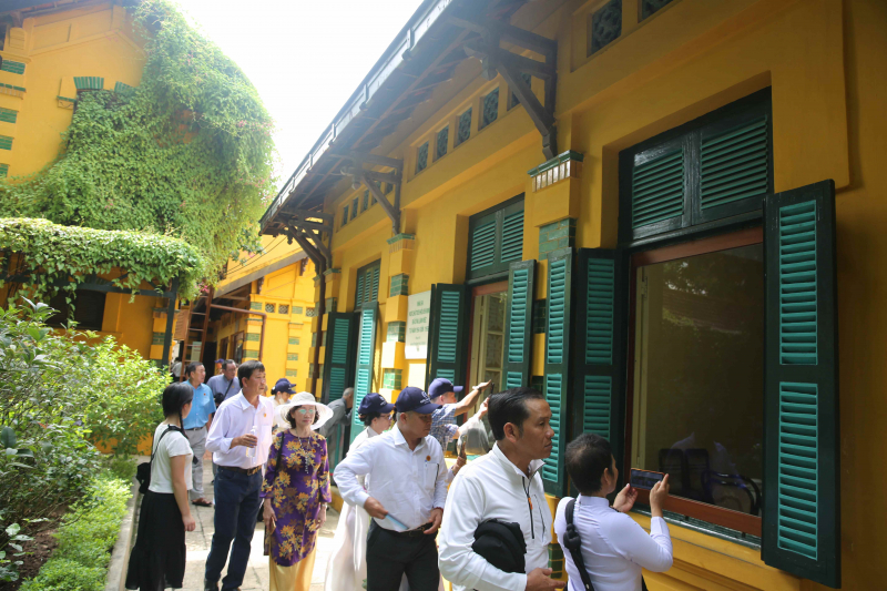 Người dân và du khách tấp nập thăm Khu Di tích Chủ tịch Hồ Chí Minh tại Phủ Chủ tịch  -0