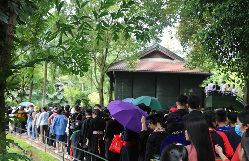 Người dân và du khách tấp nập thăm Khu Di tích Chủ tịch Hồ Chí Minh tại Phủ Chủ tịch -0