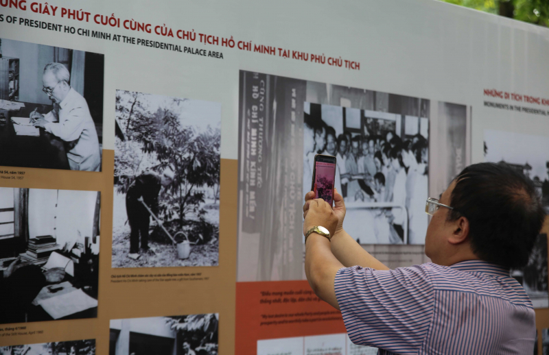 Người dân và du khách tấp nập thăm Khu Di tích Chủ tịch Hồ Chí Minh tại Phủ Chủ tịch -0