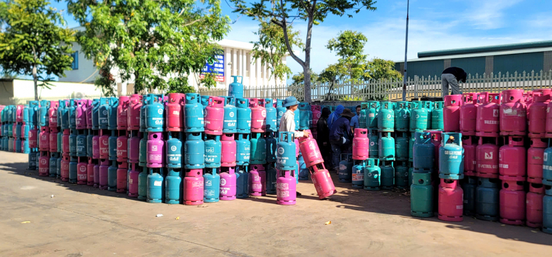 Phát hiện cơ sở thu gom gần 3.000 vỏ bình gas trái phép -0