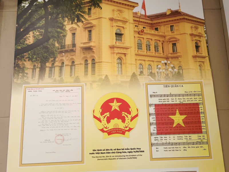 Người dân và du khách tấp nập thăm Khu Di tích Chủ tịch Hồ Chí Minh tại Phủ Chủ tịch -0