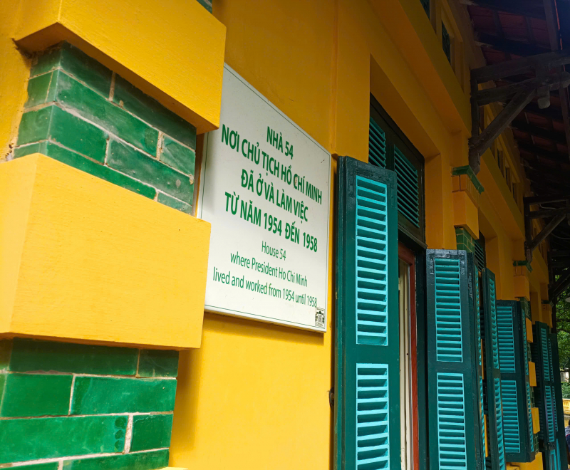 Người dân và du khách tấp nập thăm Khu Di tích Chủ tịch Hồ Chí Minh tại Phủ Chủ tịch  -0