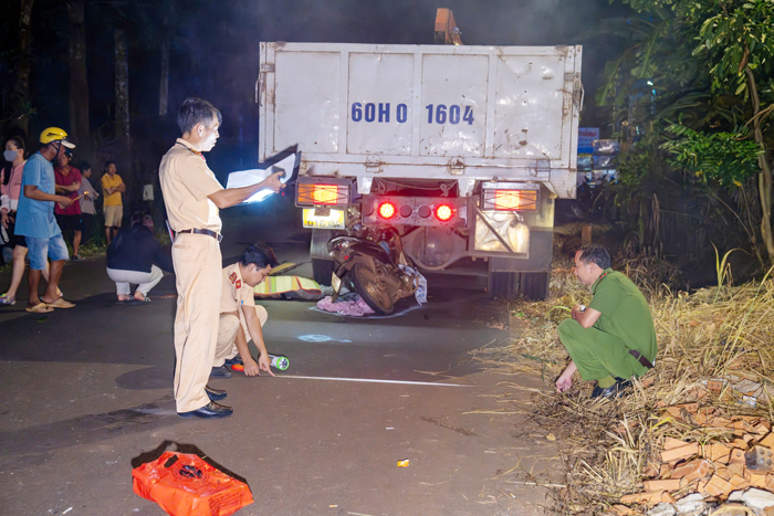 Hậu quả đau lòng từ những vụ tông vào xe tải đậu ven đường -0