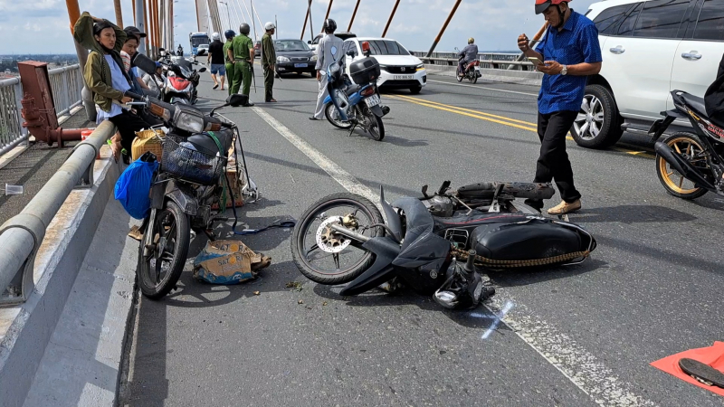 Va chạm liên hoàn trên cầu Rạch Miễu, một người tử vong tại chỗ -1