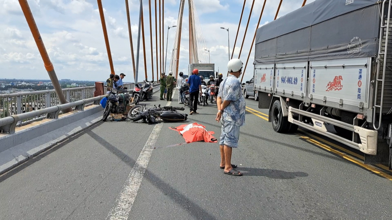 Va chạm liên hoàn trên cầu Rạch Miễu, một người tử vong tại chỗ -2