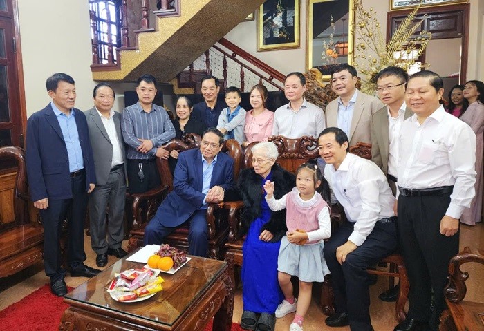 Thủ tướng Phạm Minh Chính thăm mẹ Việt Nam anh hùng Trần Thị Thung -0