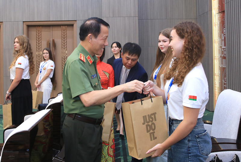 Dành sự quan tâm chu đáo cho con CBCS Bộ Nội vụ Belarus sang nghỉ dưỡng tại Việt Nam -1