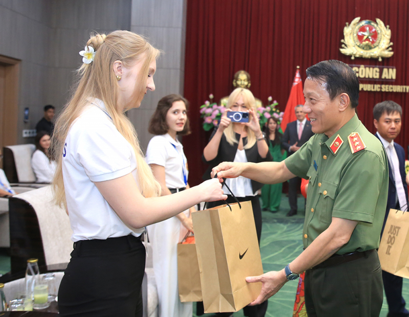 Dành sự quan tâm chu đáo cho con CBCS Bộ Nội vụ Belarus sang nghỉ dưỡng tại Việt Nam -0