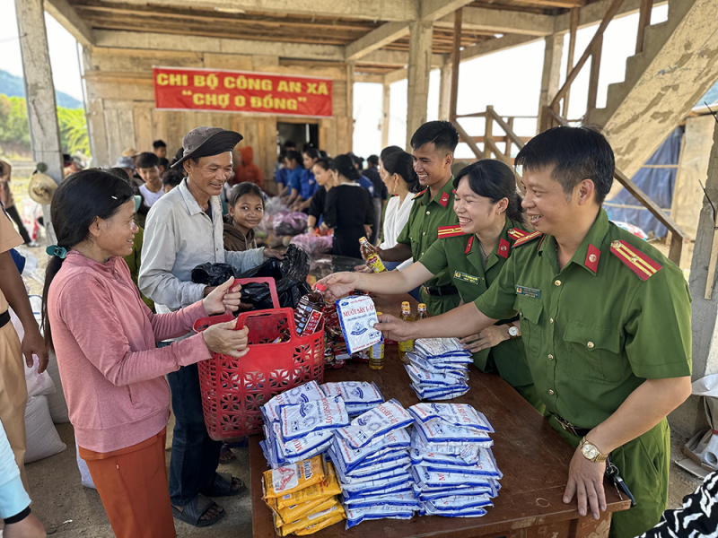 Ý nghĩa “phiên chợ 0 đồng” của Công an xã vùng cao -0