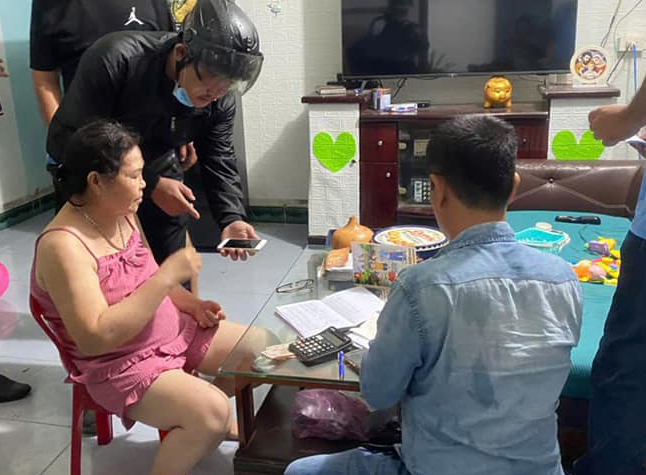 Bắt quả tang người phụ nữ đang mua bán số số đề qua Zalo -0