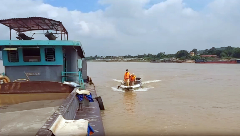 CSGT bắt giữ 4 tàu cát 