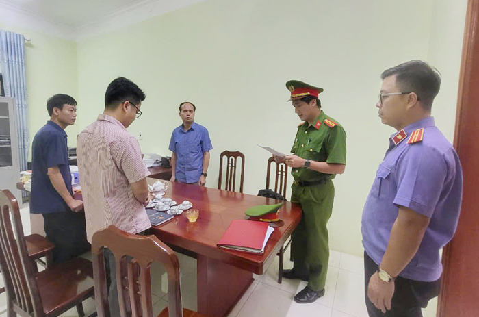 Khởi tố, bắt giam 7 bị can nguyên cán bộ, lãnh đạo thuộc huyện Lạc Sơn, tỉnh Hoà Bình -0