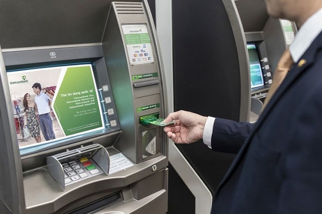 Cảnh giác với thiết bị lạ khi rút tiền tại ATM -0