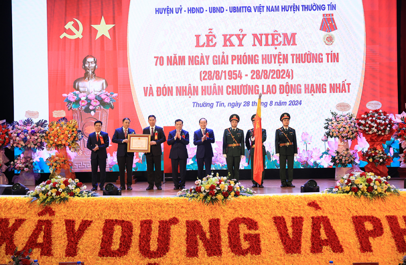 Huyện Thường Tín vinh dự đón nhận Huân chương Lao động hạng Nhất -1