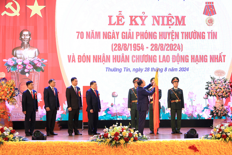 Huyện Thường Tín vinh dự đón nhận Huân chương Lao động hạng Nhất -0