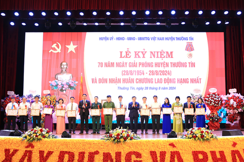 Huyện Thường Tín vinh dự đón nhận Huân chương Lao động hạng Nhất -0