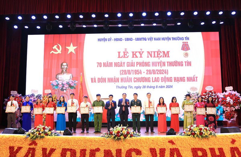 Huyện Thường Tín vinh dự đón nhận Huân chương Lao động hạng Nhất -1