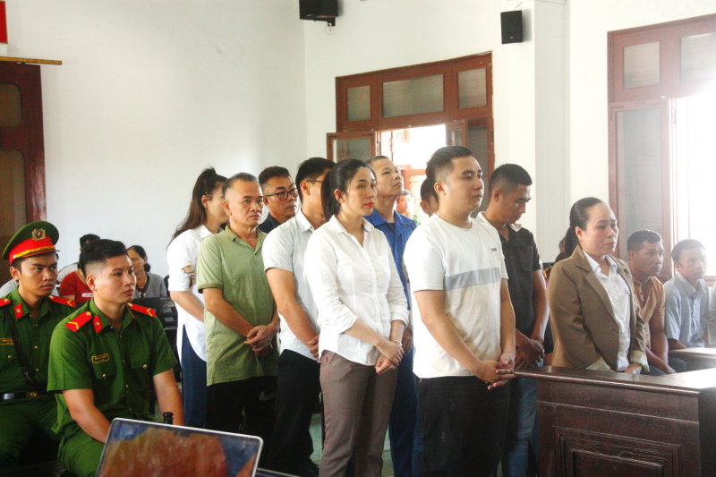 Xét xử 10 bị cáo lập nhóm Zalo để  nhận hối lộ trong đăng kiểm ở Phú Yên -0