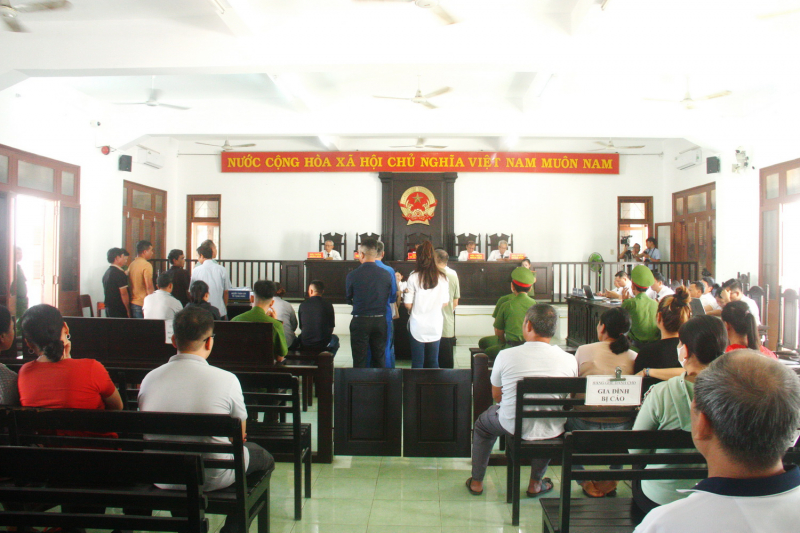 Xét xử 10 bị cáo lập nhóm Zalo để  nhận hối lộ trong đăng kiểm ở Phú Yên -0