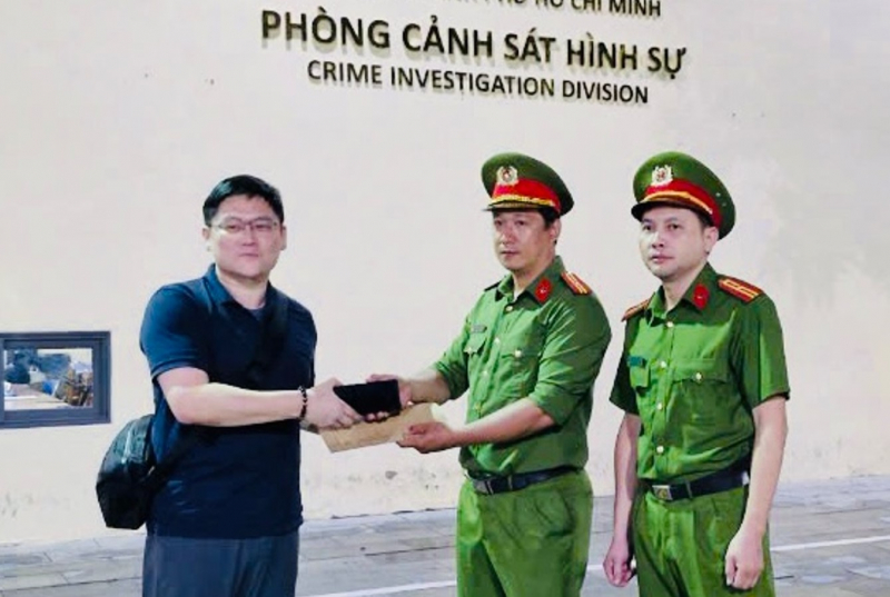 Du khách Singapore cảm kích khi nhận lại chiếc ĐTDĐ bị cướp -0