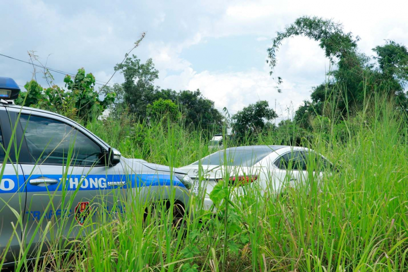 Truy đuổi tài xế lái xe thông chốt kiểm soát -0