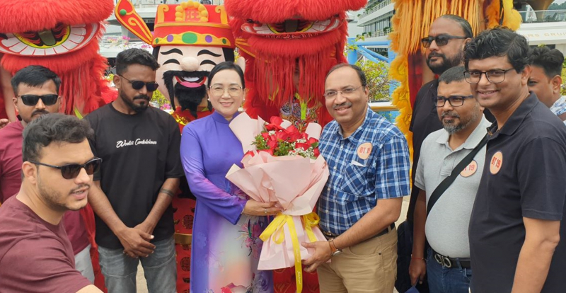 Gần 1.400 du khách đầu tiên của đoàn 4.500 du khách Ấn Độ đến Hạ Long -0