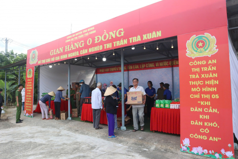 Gian hàng 0 đồng của Công an đến hàng trăm người nghèo -0