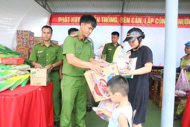 Gian hàng 0 đồng của Công an đến hàng trăm người nghèo -0