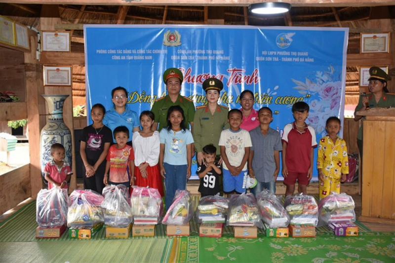 Quang Nam policewomen support women and children in border areas -0