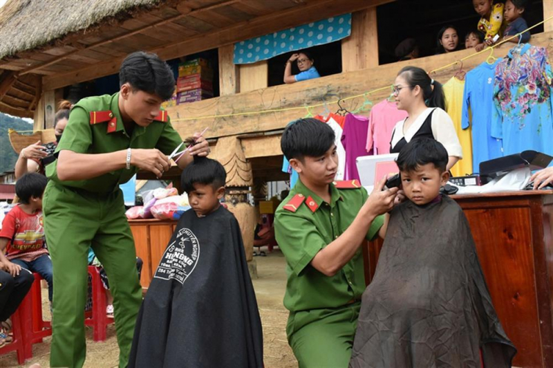 Quang Nam policewomen support women and children in border areas -0