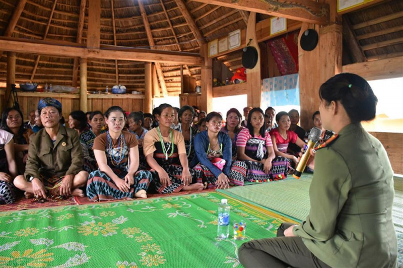 Quang Nam policewomen support women and children in border areas -0