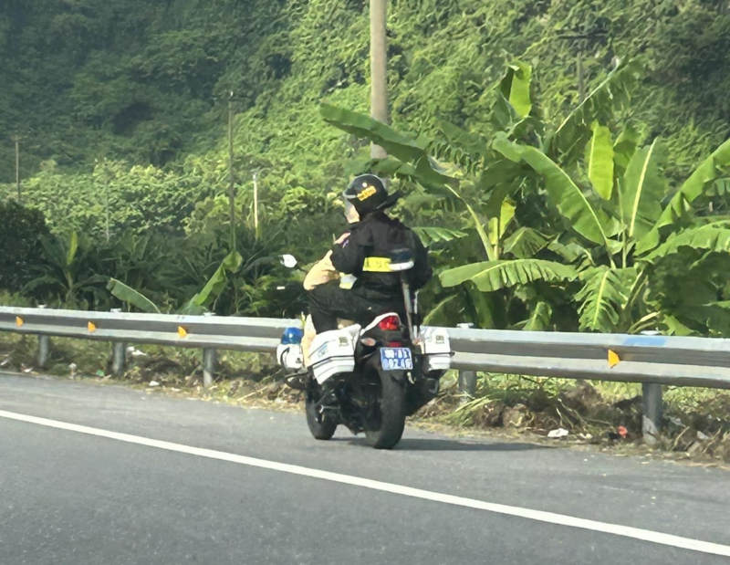 Hai cán bộ Công an giúp dân khắc phục sự cố nổ lốp ô tô trên cao tốc -0