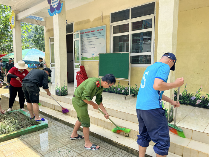 Hỗ trợ khắc phục thiệt hại mưa lũ tại xã Quang Vinh, huyện Trùng Khánh -1